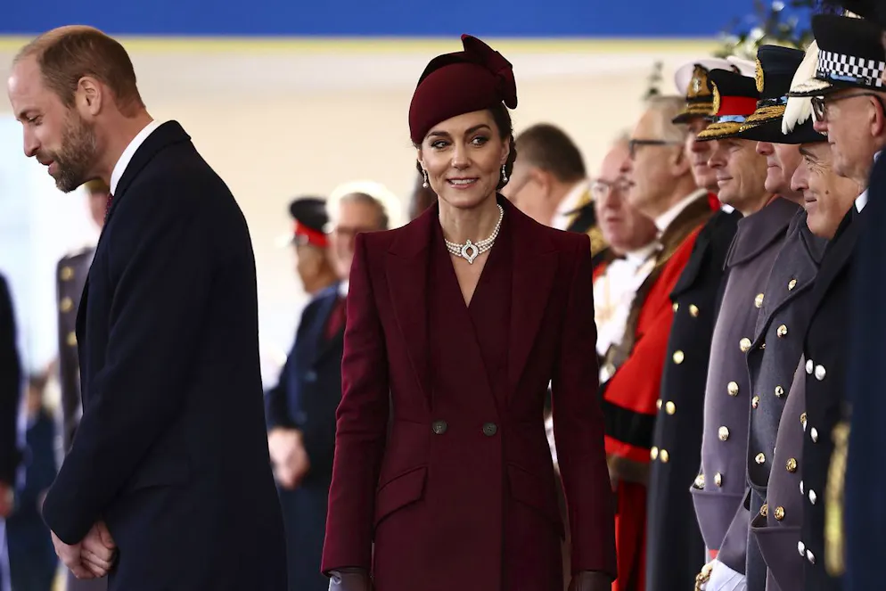 Kate en bordeaux. La couleur était parfaitement bien choisie pour l’occasion. D’un côté, le bordeaux est la couleur tendance de 2024, venant remplacer le rouge éclatant qui dominait depuis quelques saisons déjà. L’heure est désormais aux couleurs plus sobres, une tendance qui s’intensifiera encore en 2025. 