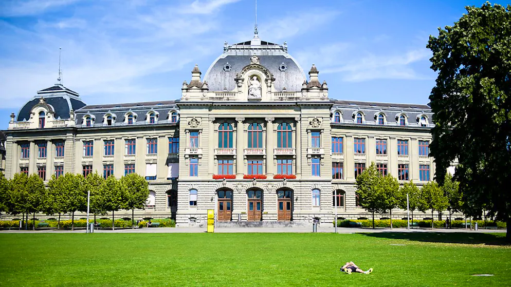 An der Universität Bern steigen die Studiengebühren. (Archivbild)