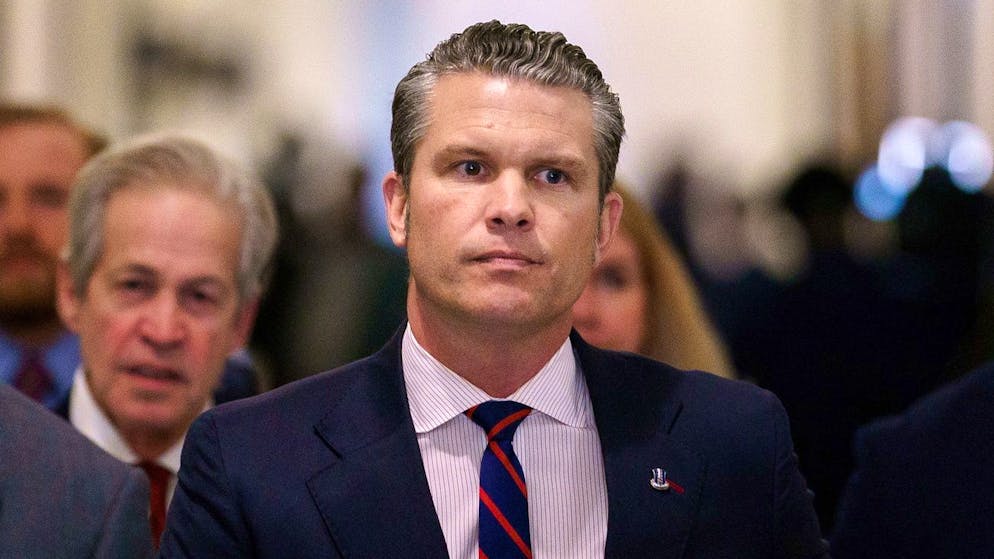 Noch ist er offiziell als Verteidigungsminister im neuen Trump-Kabinett vorgesehen: Pete Hegseth auf Stimmenfang im Kapitol in Washington. (2. Dezember 2024) 