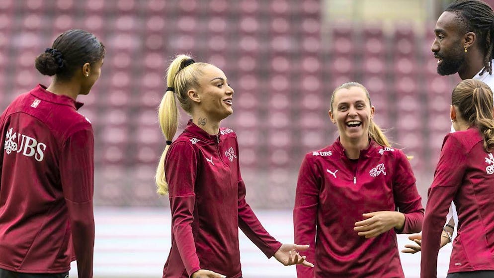 How Pia Sundhage has helped the Swiss women's soccer team - Gallery. The Swiss players - here Sydney Schertenleib, Alisha Lehmann, Noelle Maritz and Smilla Vallotto (from left to right) - talk to national team sports coordinator Johan Djourou during a training session in a visibly good mood