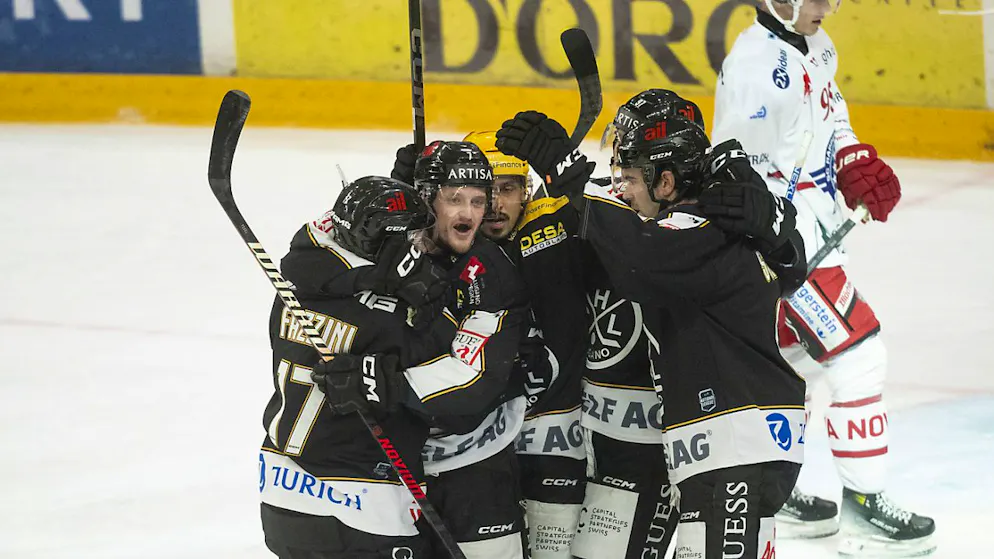 Die Luganesi jubeln: Daniel Carr hat soeben das 1:0 erzielt