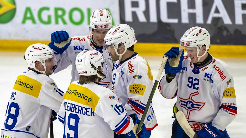 Leonardo Genoni celebrates second win with Zug in Ambri - Gallery. Kloten cheered early in Ajoie and then managed to squeak out the win in the end