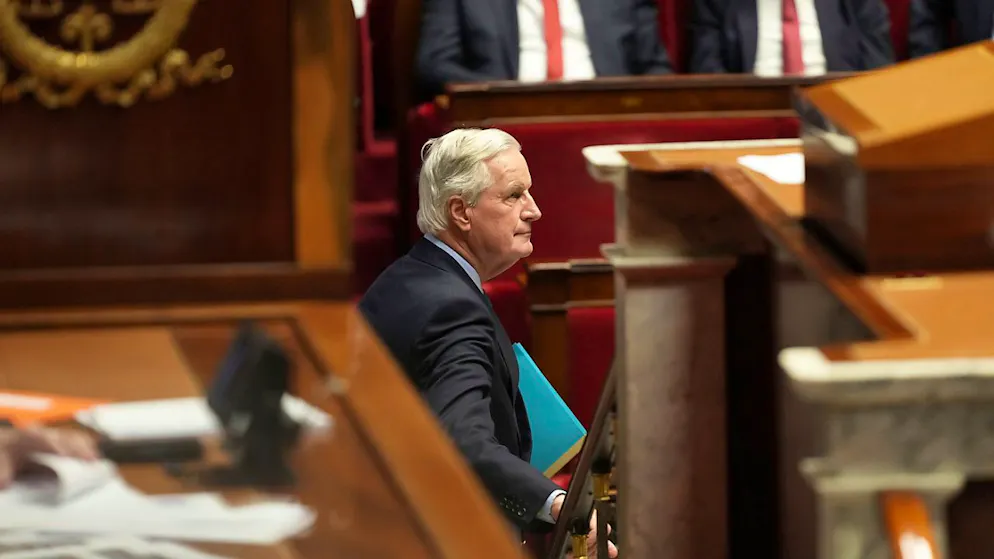 Der französische Premier Michel Barnier verlässt in der Nationalversammlung das Rednerpult vor der Abstimmung über einen Misstrauensantrag. Foto: Michel Euler/AP/dpa