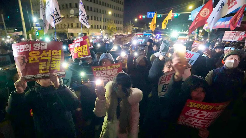 dpatopbilder - People gather in front of the National Assembly to demand the resignation of South Korean President Yoon Suk Yeol. The President of South Korea has declared martial law. In a speech broadcast live, he accused the country's opposition of sympathizing with North Korea. Photo: Ahn Young-joon/AP/dpa