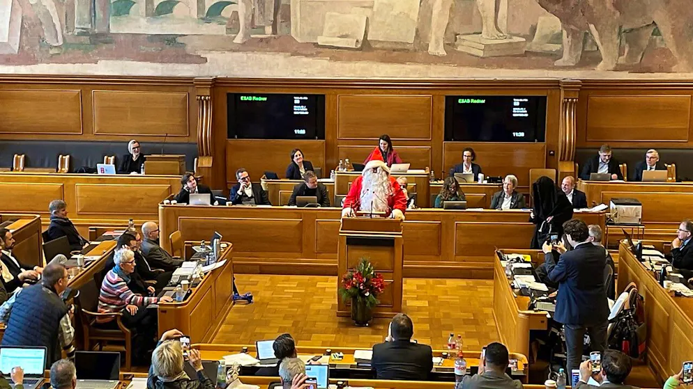 Samichlaus redet dem Berner Grossen Rat ins Gewissen - Gallery. Der Samichlaus hatte am Mittwoch seinen Auftritt im Berner Kantonsparlament.