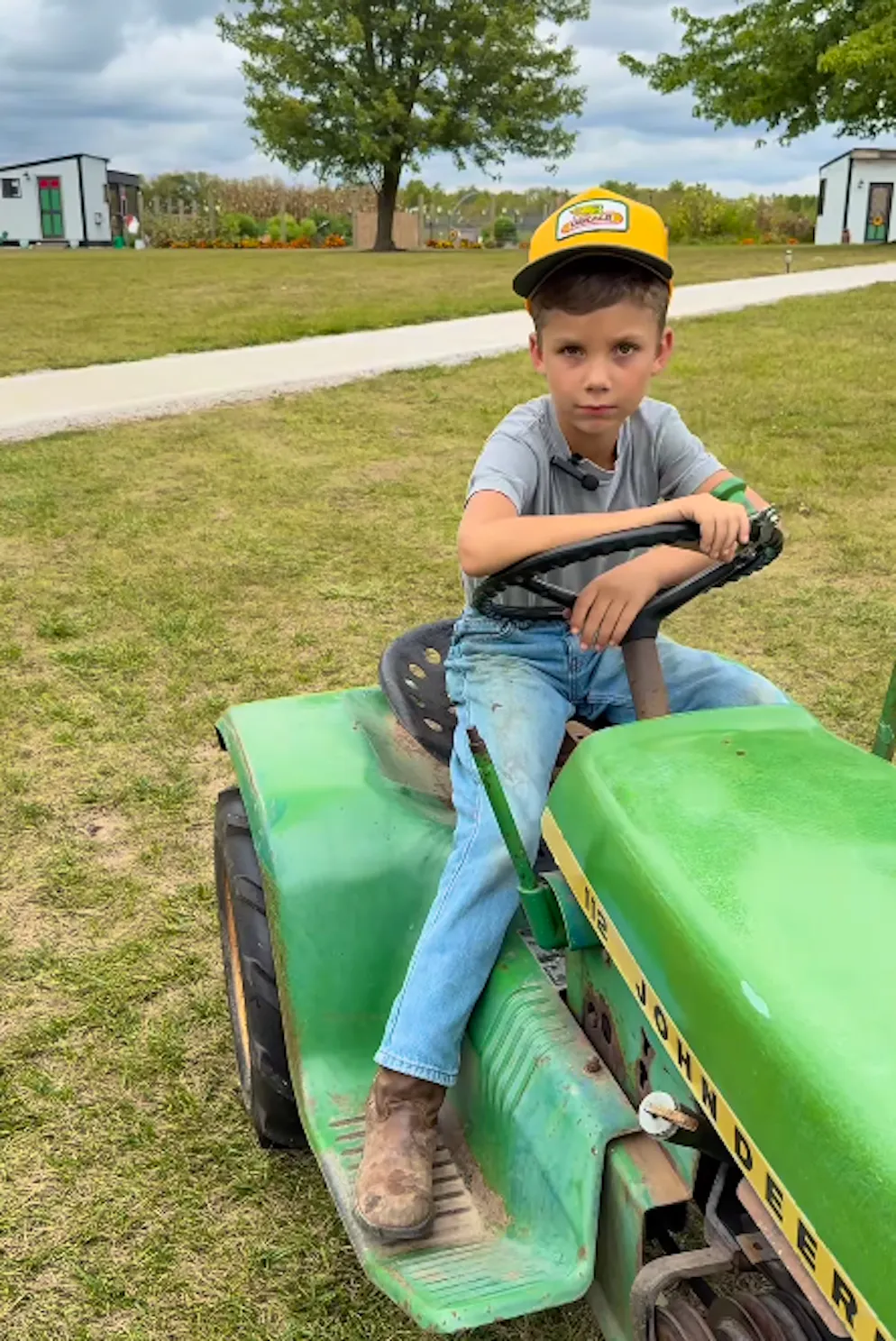Der neunjährige Jackson Laux konnte einen grossen Influencer-Deal an Land ziehen: John Deere stellt den Farmer-Bub, der mit seinen Traktor-Videos viral ging, als Chief Tractor Kid vor.
