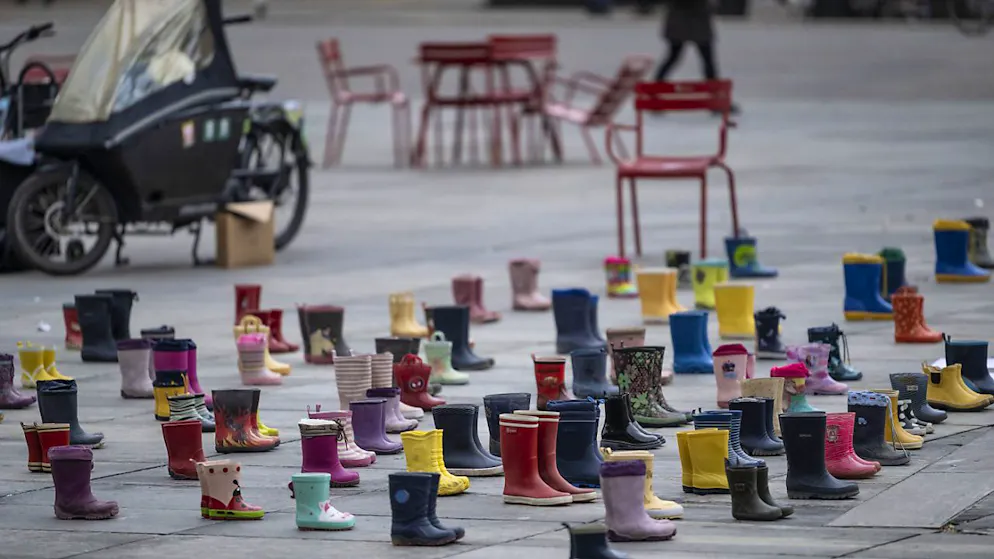 En  marge de la session d'hiver, des bottes de pluie pour enfants ont été déposées sur la Place fédérale pour symboliser les coûts de l'accueil extrafamilial.