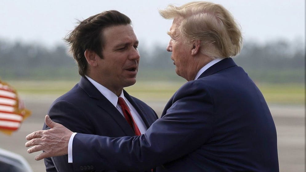 Donald Trump (r.) mit Ron DeSantis, dem Gouverneur von Florida, der sich selbst als Kandidat für das republikanische Präsidentschaftsticket beworben hatte – nach einem harten Kampf mit Trump stieg er im Januar aus dem Rennen aus. (Archivbild)