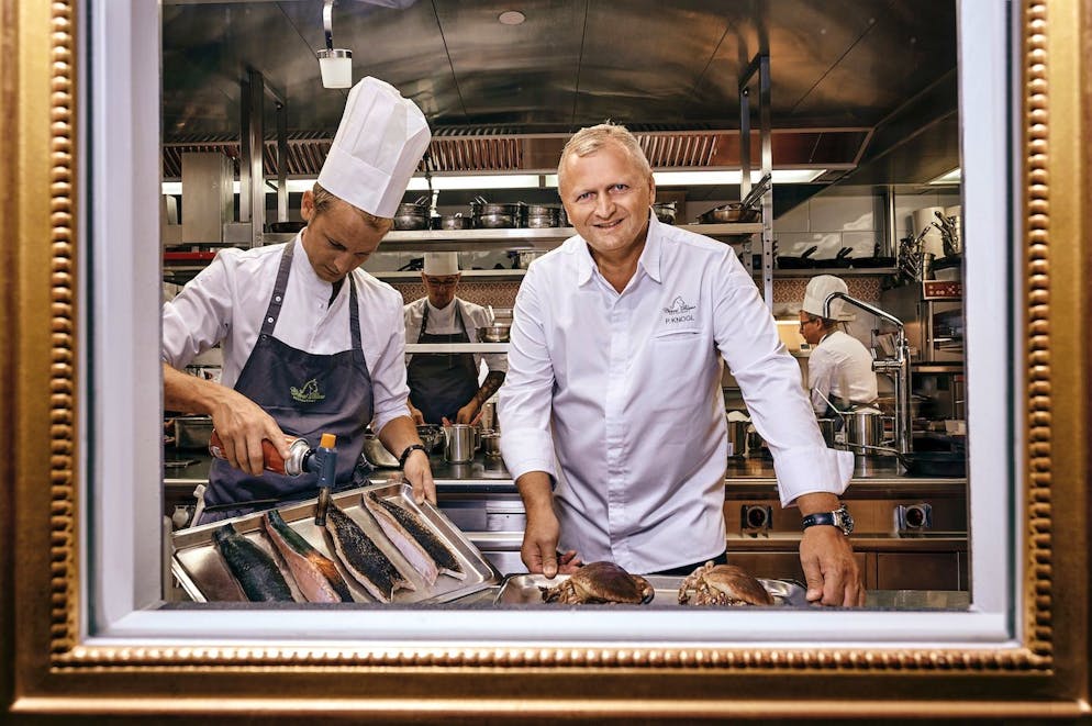 Das Restaurant Cheval Blanc ist zum besten Restaurant der Welt ausgezeichnet worden. Auf dem Bild sieht man Peter Knogl mit seinen Mitarbeitern in der Küche.