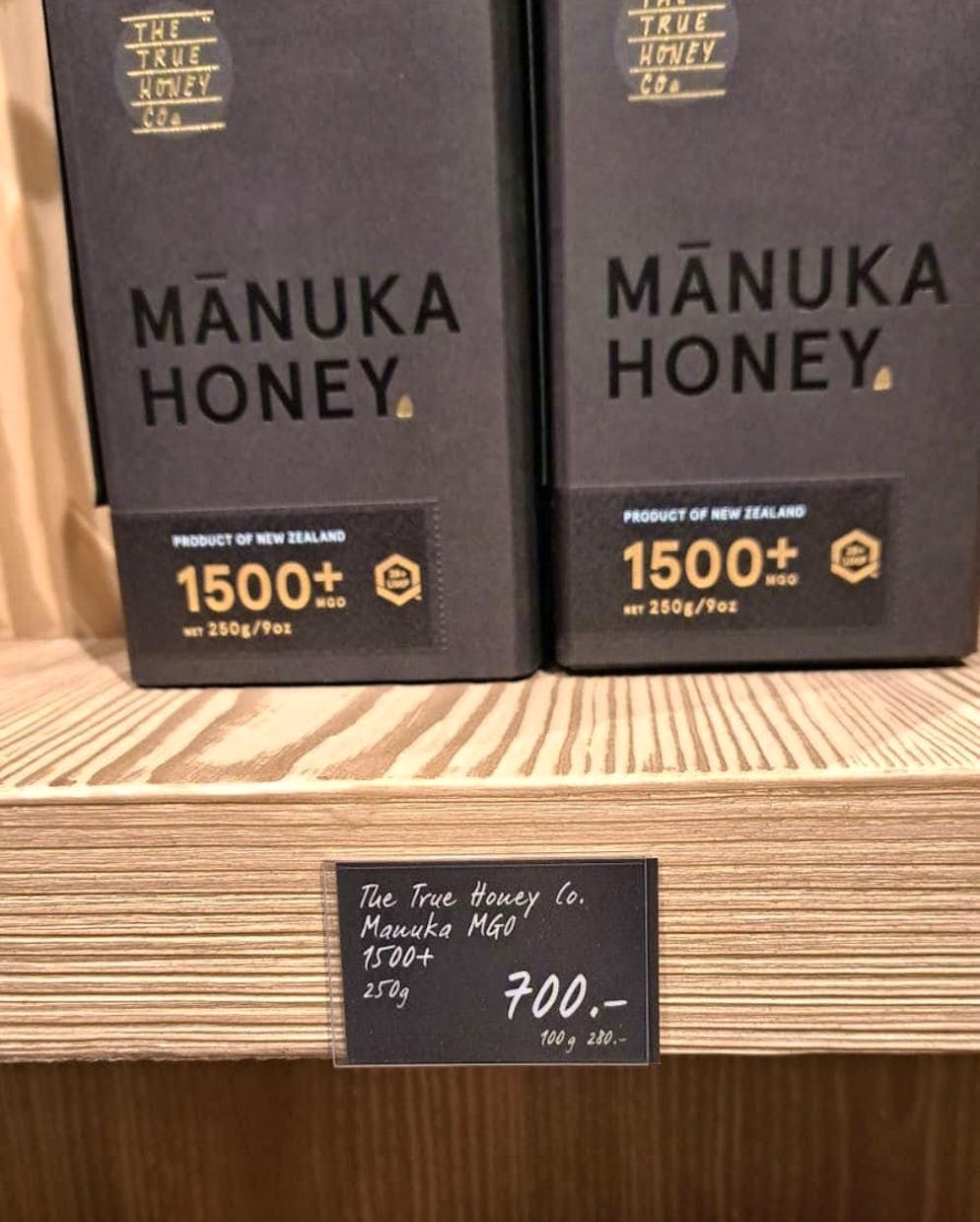 Everyone is talking about manuka honey from New Zealand. It is often presented as a remedy, marketed as a luxury product at astronomical prices and highly praised by celebrities.