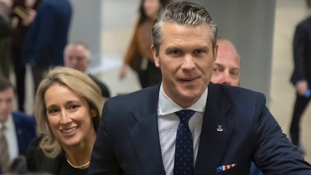Pete Hegseth mit seiner dritten Frau Jennifer Rauchet am Mittwoch auf Stimmenfang im US-Kapitol in Washington.