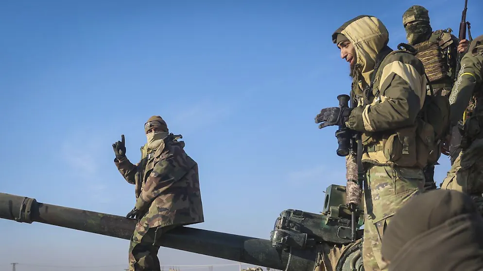 Après avoir pris la semaine dernière Alep, deuxième ville de Syrie (nord), les rebelles "sont entrés dans plusieurs quartiers de la ville de Hama, et des combats de rue s'y déroulent avec les forces du régime", a indiqué l'Observatoire syrien des droits de l'homme (OSDH).