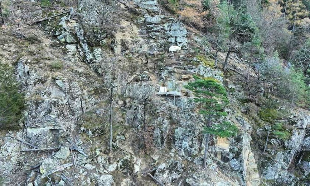 Brusio, operaio 19enne cade da una parete rocciosa