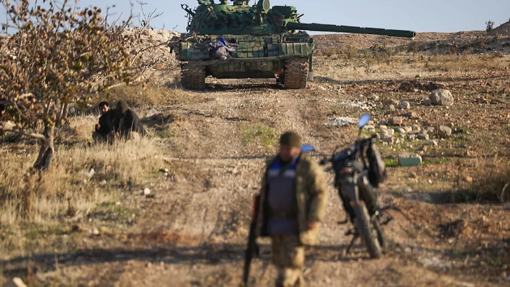Un veicolo blindato dell'esercito siriano abbandonato in un campo controllato dagli insorti siriani alla periferia di Hama. (Immagine d'archivio del 3 dicembre)