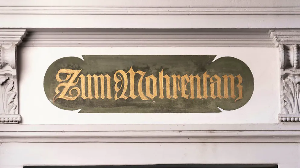 Darf laut dem Zürcher Verwaltungsgericht abgedeckt werden: Inschrift an einem Haus in der Zürcher Altstadt. (Archivbild)