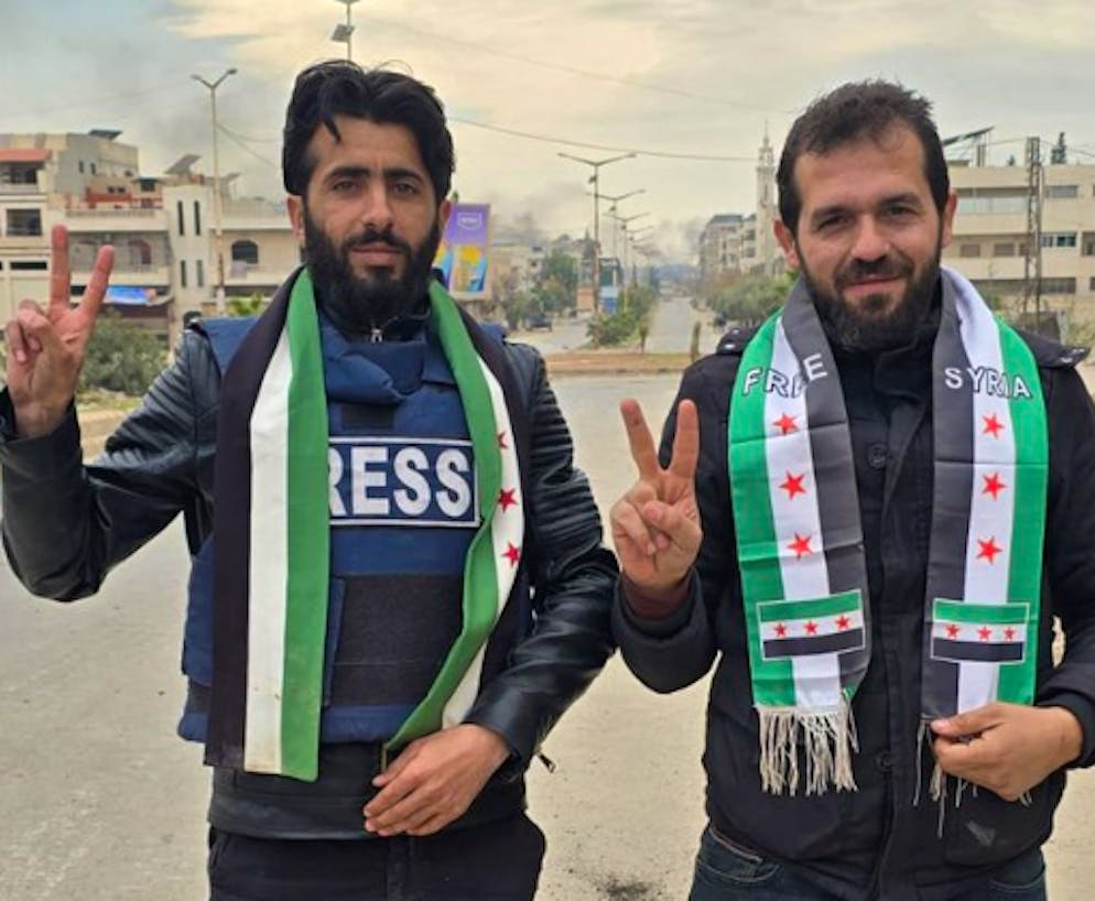 Syrische Aufständische posieren in Hama. Das Bild ist von unabhängiger Seite als echt verifiziert worden.