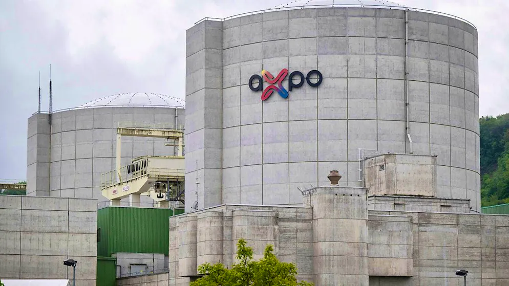 The Beznau 1 and 2 nuclear power plants are to continue operating until 2033 and 2032 respectively - the Greens and Greenpeace think this is too long. (archive picture)