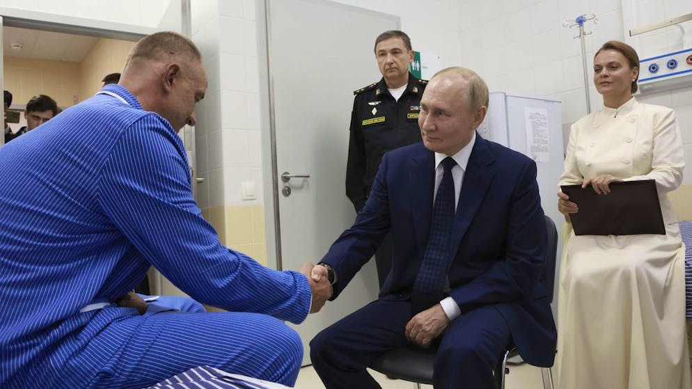 Grossonkel Wladimir Putin und Anna Ziwiljowa treffen am 12. September im Militärspital Kirow in St. Petersburg einen Soldaten, der eine Ortschaft in Kursk verteidigt hat.