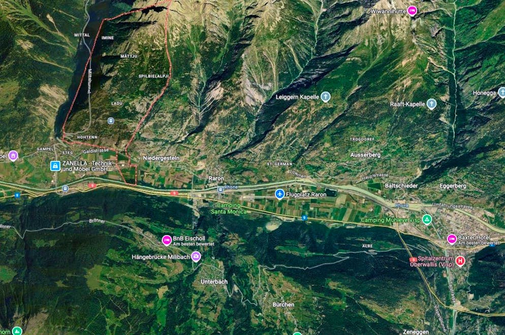 In the small village of Hohtenn VS near Visp, a local resident takes legal action against the honking of the horn near his house. He loses the case in court.