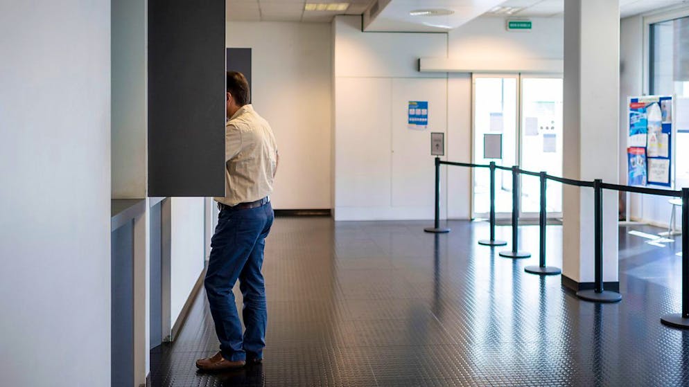 Ein Stellensuchender am Empfang eines Regionalen Arbeitsvermittlungszentrums RAV. (Symbolbild)