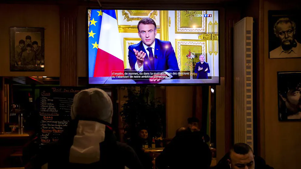 I fatti che hanno segnato il 2024 nel mondo. Dopo la sconfitta del suo campo centrista alle elezioni europee, il presidente francese Emmanuel Macron la sera del 9 giugno scioglie l’Assemblea nazionale e indice nuove elezioni in due turni il 30 giugno e il 7 luglio. Da quel voto uscirà un Parlamento ancora più diviso con nessuno dei grandi partiti con la maggioranza per nominare senza problemi un primo ministro. Si apre così un caos politico e in parte anche economico in Francia, che dura ancora alla fine di dicembre, malgrado al nomina di due primi ministri. Il primo, Barnier, cadrà all'inizio di dicembre. Al suo posto viene messo Bayrou. Ma la strada sembra in salita anche per lui.
