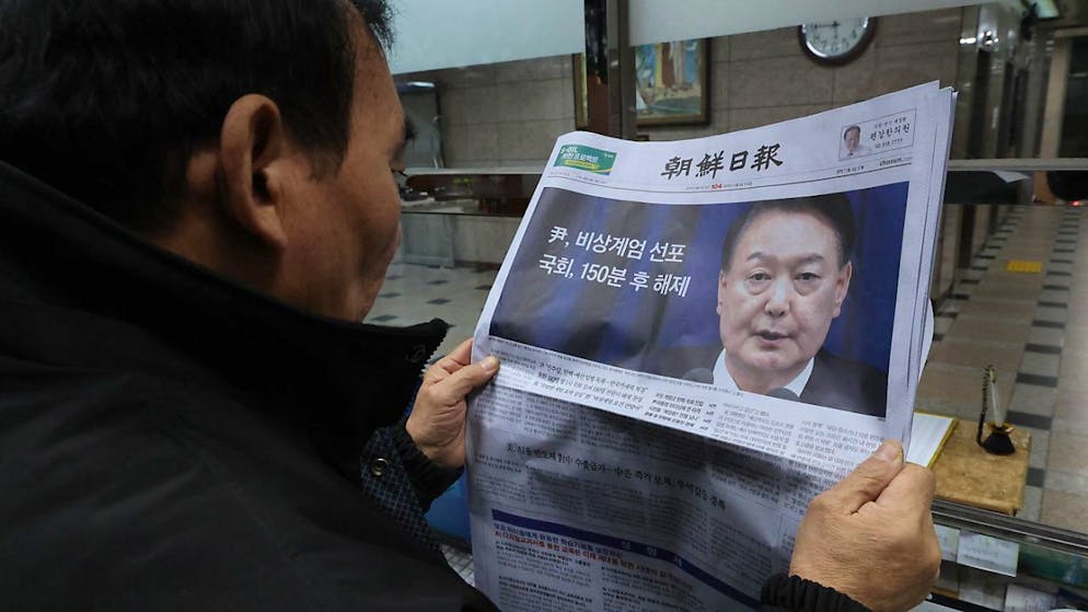 Sous pression et sous enquête, le président sud-coréen s'accroche - Gallery. La motion de destitution contre le président sud-coréen Yoon Suk-yeol pourrait être soumise au vote dès vendredi au Parlement sud-coréen.