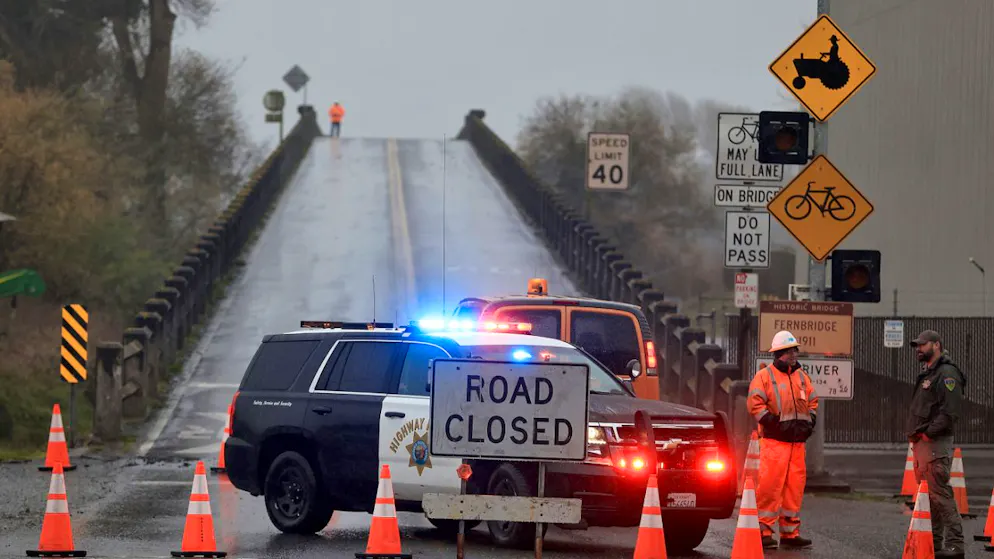 ARCHIV - Caltrans-Arbeiter inspizieren die Fernbridge, die Hauptverkehrsader, die Ferndale mit dem Eel River verbindet, nach einem Erdbeben in der Nähe von Fortuna. Foto: Kent Porter/The Press Democrat via AP/dpa - ACHTUNG: Nur zur redaktionellen Verwendung und nur mit vollständiger Nennung des vorstehenden Credits