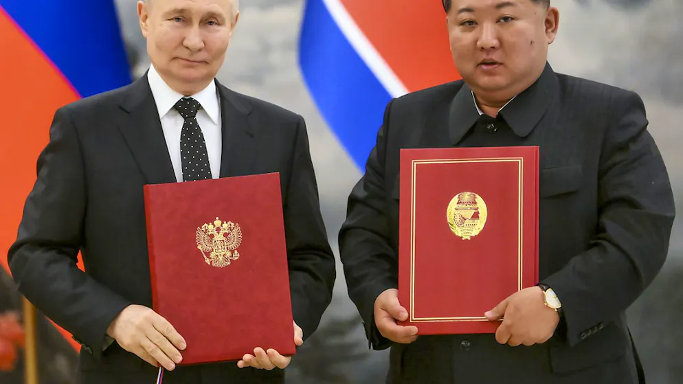 L'accord avait été signé en juin par le président russe Vladimir Poutine (à gauche sur le cliché) et le dirigeant nord-coréen Kim Jong-un à Pyongyang (archives).