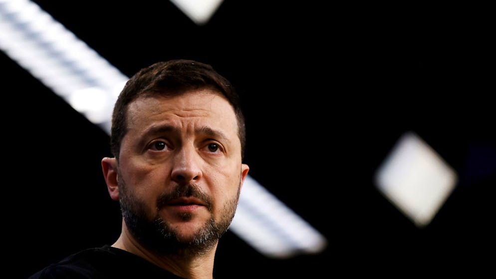 ARCHIV - Wolodymyr Selenskyj, Präsident der Ukraine, spricht mit Journalisten während einer Pressekonferenz auf einem EU-Gipfel. Foto: Omar Havana/AP/dpa