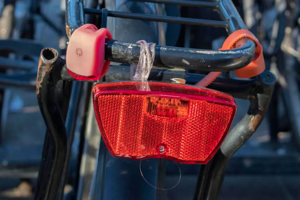 Ohne Licht und mit hoher Geschwindigkeit hat ein Radfahrer einen Fussgänger totgefahren. (Symbolbild)