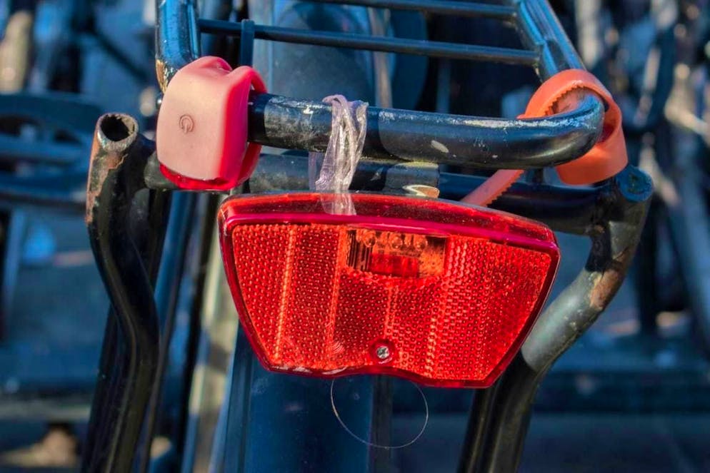 Without lights and at high speed, a cyclist killed a pedestrian. (symbolic image)