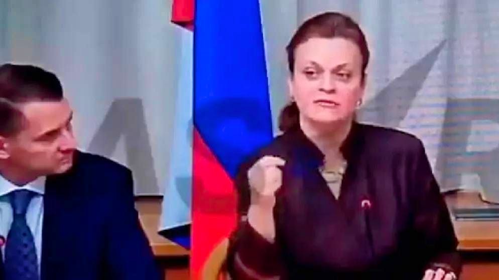 Ziwilijowa in der Duma-Sitzung. Links daneben: Andrej Kartapolow.