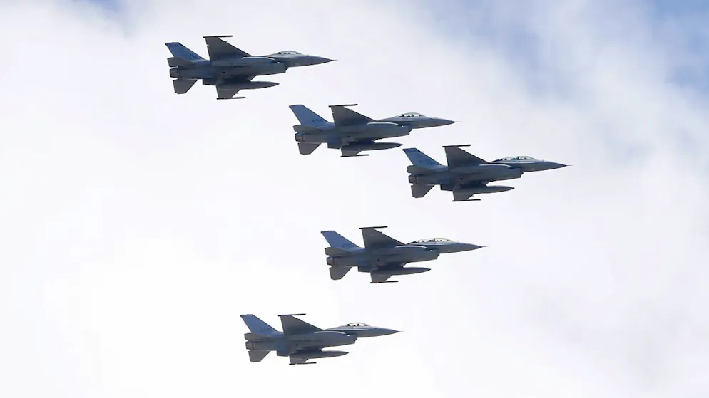 ARCHIV - F-16-Kampfjets der Luftwaffe Taiwans fliegen in enger Formation über dem Präsidialamt während der Feierlichkeiten zum Nationalfeiertag. Foto: Chiang Ying-ying/AP/dpa
