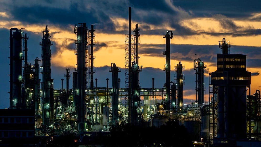 In der deutschen Industrie sind die Aufträge im Oktober nach einem vergleichsweise starken Anstieg im Vormonat wieder etwas gesunken. Die Bestellungen im Verarbeitenden Gewerbe fielen im Monatsvergleich um 1,5 Prozent. (Symbolbild)