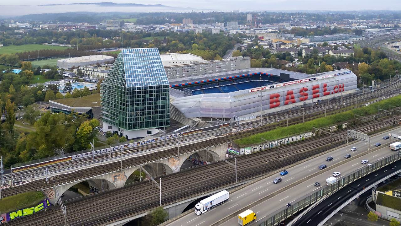 Fussballstadion. Stadionausbau und SBB in Basel kommen sich nicht mehr in die Quere