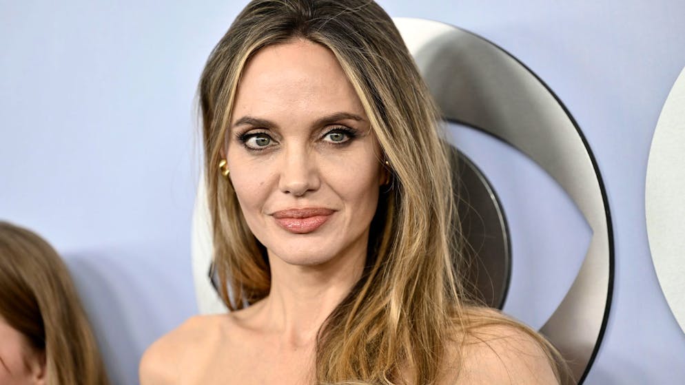 Zwölf Jahre nach ihrer präventiven Brustamputation spricht Angelina Jolie so offen wie nie zuvor über den Eingriff.