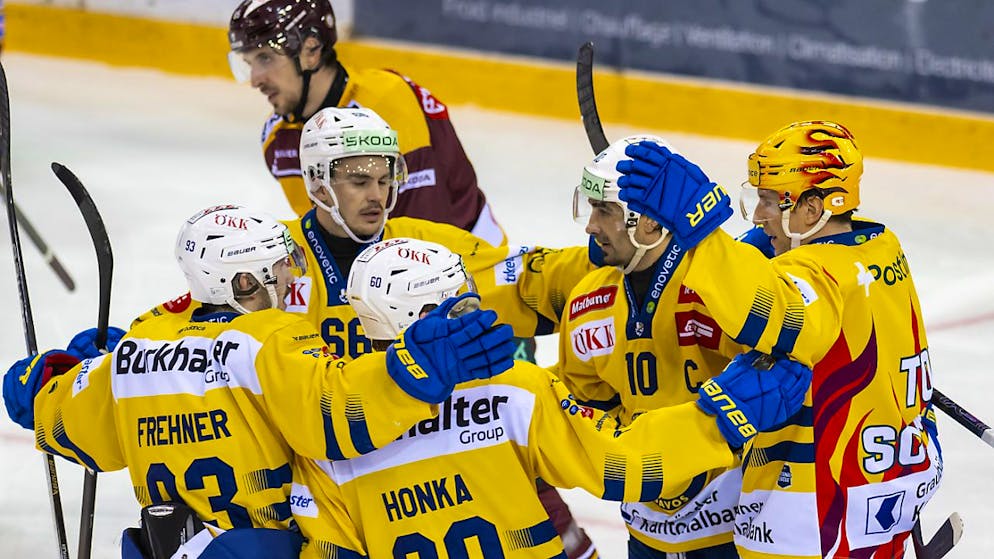 Das gewohnte Bild: Die Spieler des HC Davos jubeln über einen der vielen Siege gegen Genève-Servette
