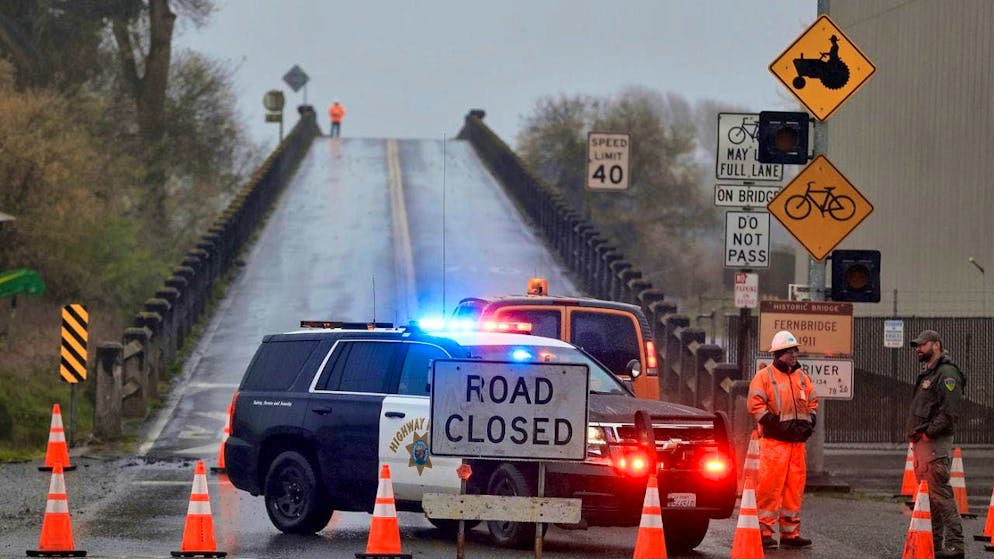 ARCHIVE - Caltrans workers inspect Fernbridge, the main artery connecting Ferndale to the Eel River, after an earthquake near Fortuna. Photo: Kent Porter/The Press Democrat via AP/dpa - ATTENTION: For editorial use only and only with full attribution to the above credit