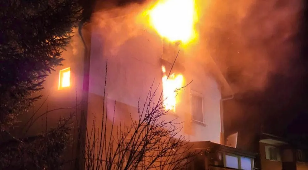 After the fire has been extinguished, the roof of the completely damaged house has to be dismantled in order to search for the missing person.