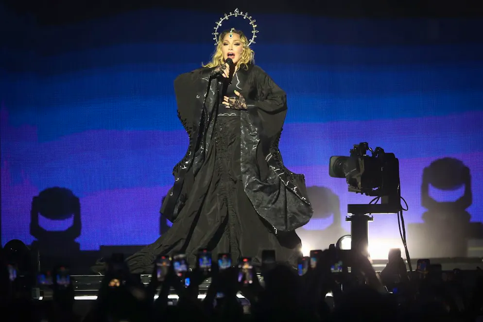 I fatti che hanno segnato il 2024 nel mondo. Il 4 maggio Madonna conclude il suo tour mondiale «Celebration» con un concerto gratuito a Rio de Janeiro, in Brasile. 1,6 milioni di persone hanno assistito allo storico live sulla spiaggia di Copacabana, con alcuni superfan che hanno aspettato per giorni per ottenere un buon posto in prima fila. Resta sullo sfondo la polemica per i costi dello show che, secondo i dati forniti dalla produzione, sarebbero sui 11,6 milioni di dollari, di cui 3,3 milioni per la cantante.