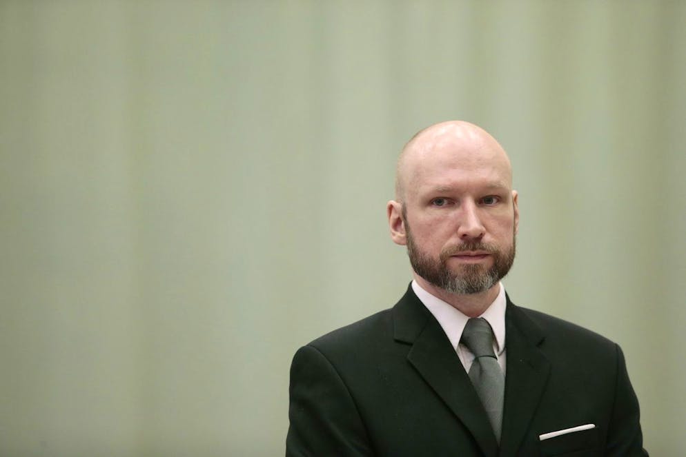 Le 22 juillet 2011, Breivik avait d'abord fait exploser une bombe près du siège du gouvernement à Oslo, faisant huit victimes, puis tué 69 autres personnes, des adolescents pour la plupart, en ouvrant le feu sur un camp d'été de la Jeunesse travailliste sur l'île d'Utøya.