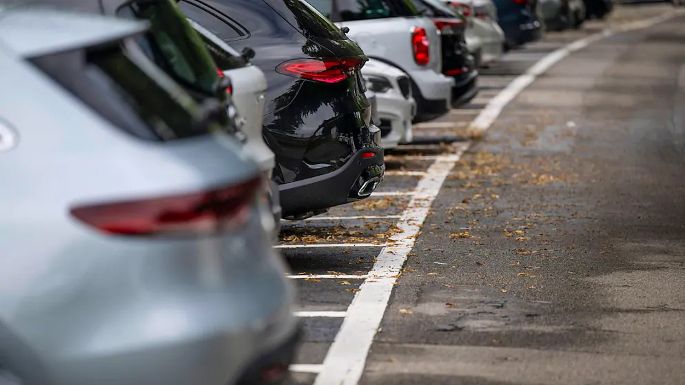Die Stadt Biel nimmt sich mit einem Konzept ihrer Parkplatzsituation an. (Symbolbild)