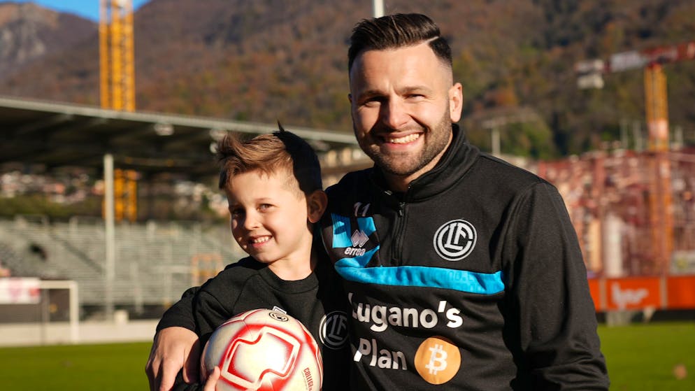 Der Kleine trifft und jubelt wie Mbappé. Megaherzig: Lugano-Star Steffen kickt mit seinem Sohn Lian