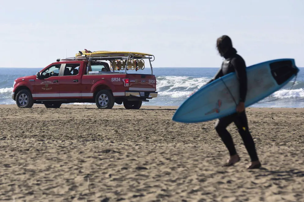 Une équipe de San Francisco Surf Rescue évacue des surfeurs d'Ocean Beach en cas de tsunami, le jeudi 5 décembre 2024. 