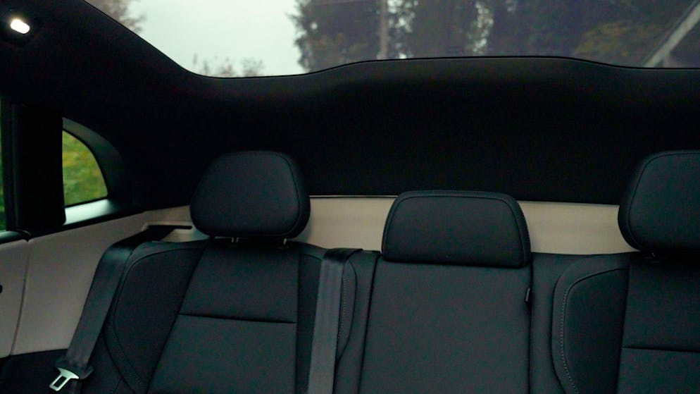 Das ist die Sicht nach hinten. Dank dem grossen Panoramadach hat man auf der Rückbank trotzdem genug Licht.