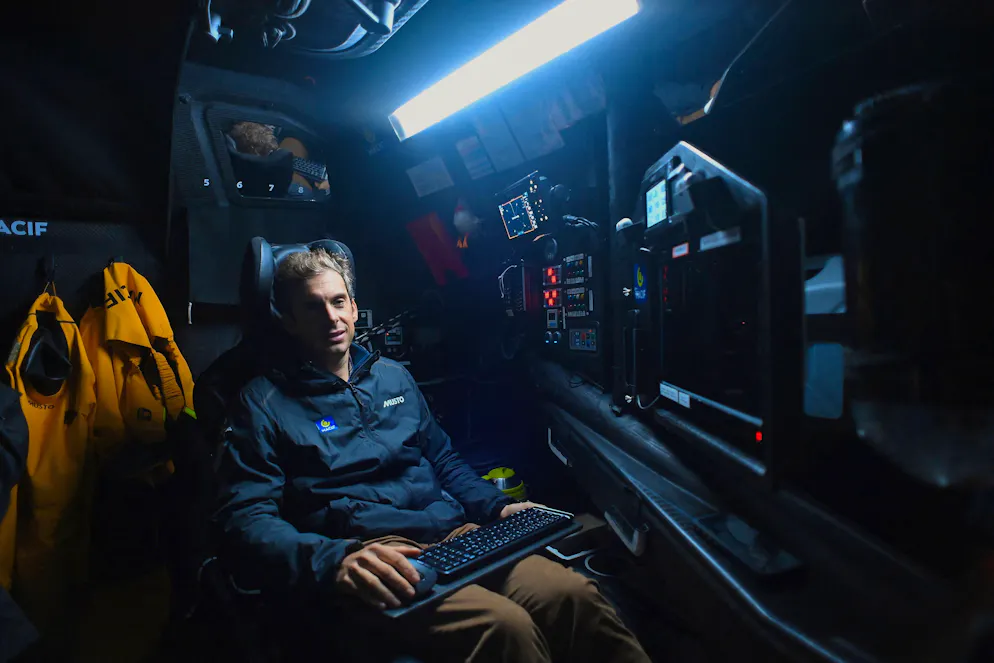 Charlie Dalin doit encore tenir 24h pour se sortir d’affaire.