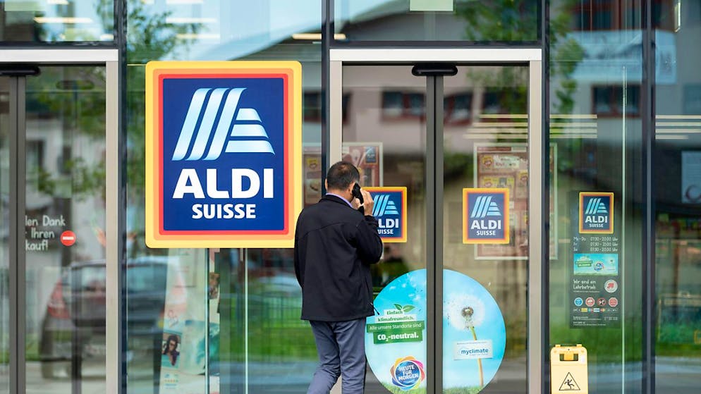 Der Detailhändler Aldi Suisse erhöht die Löhne seiner Mitarbeitenden um 1,3 Prozent. Auch der Mindestlohn steigt auf 4760 Franken von 4700 Franken. (Archivbild)