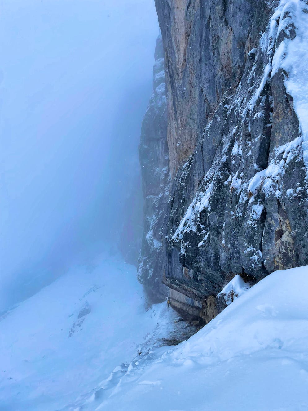 Alpine rescue rescues hiker on the Pilatus on foot. An 18-strong Alpine Rescue team sets off on foot to find the casualty.