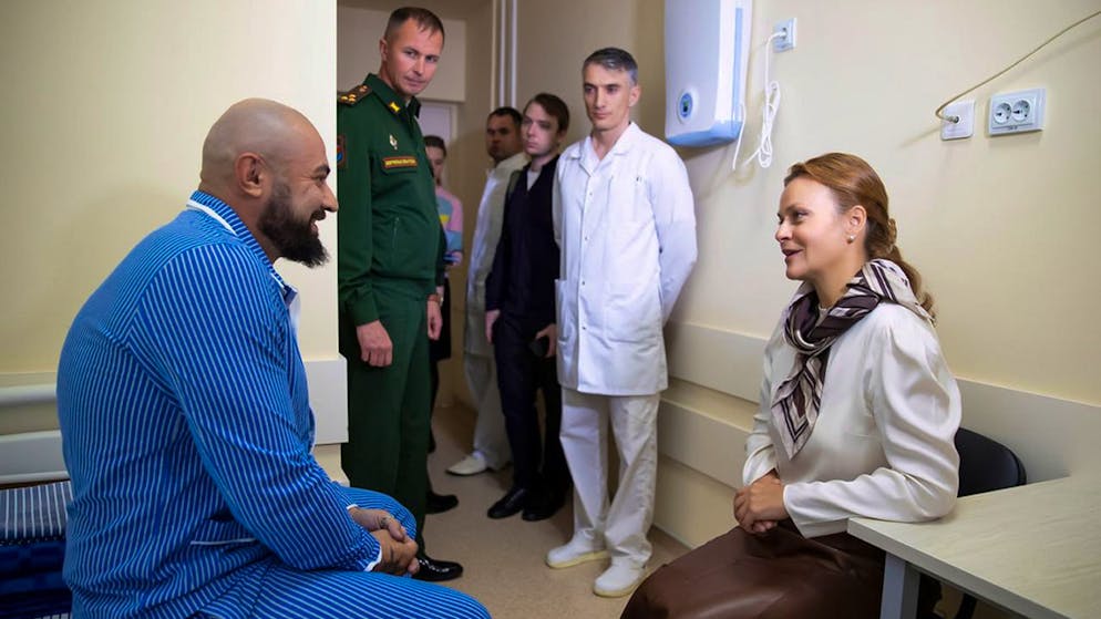 Anna Ziwiljowa spricht in einem Moskauer Spital mit einem verletzten Soldaten: Moskau hat das Foto am 15. Oktober lanciert.