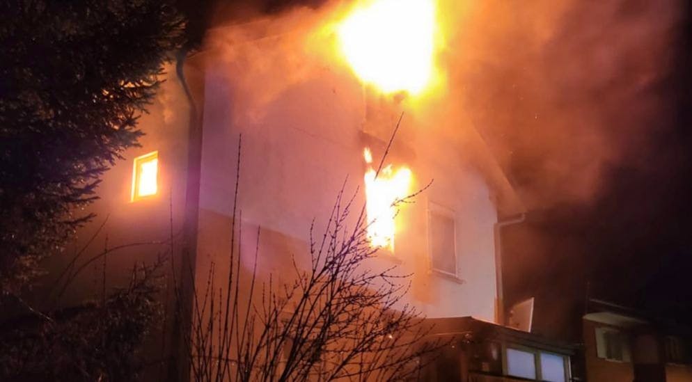 Das totalbeschädigte Wohnhaus muss nach der Brandlöschung vom Dach her abgebaut und so nach dem Vermissten gesucht werden.
